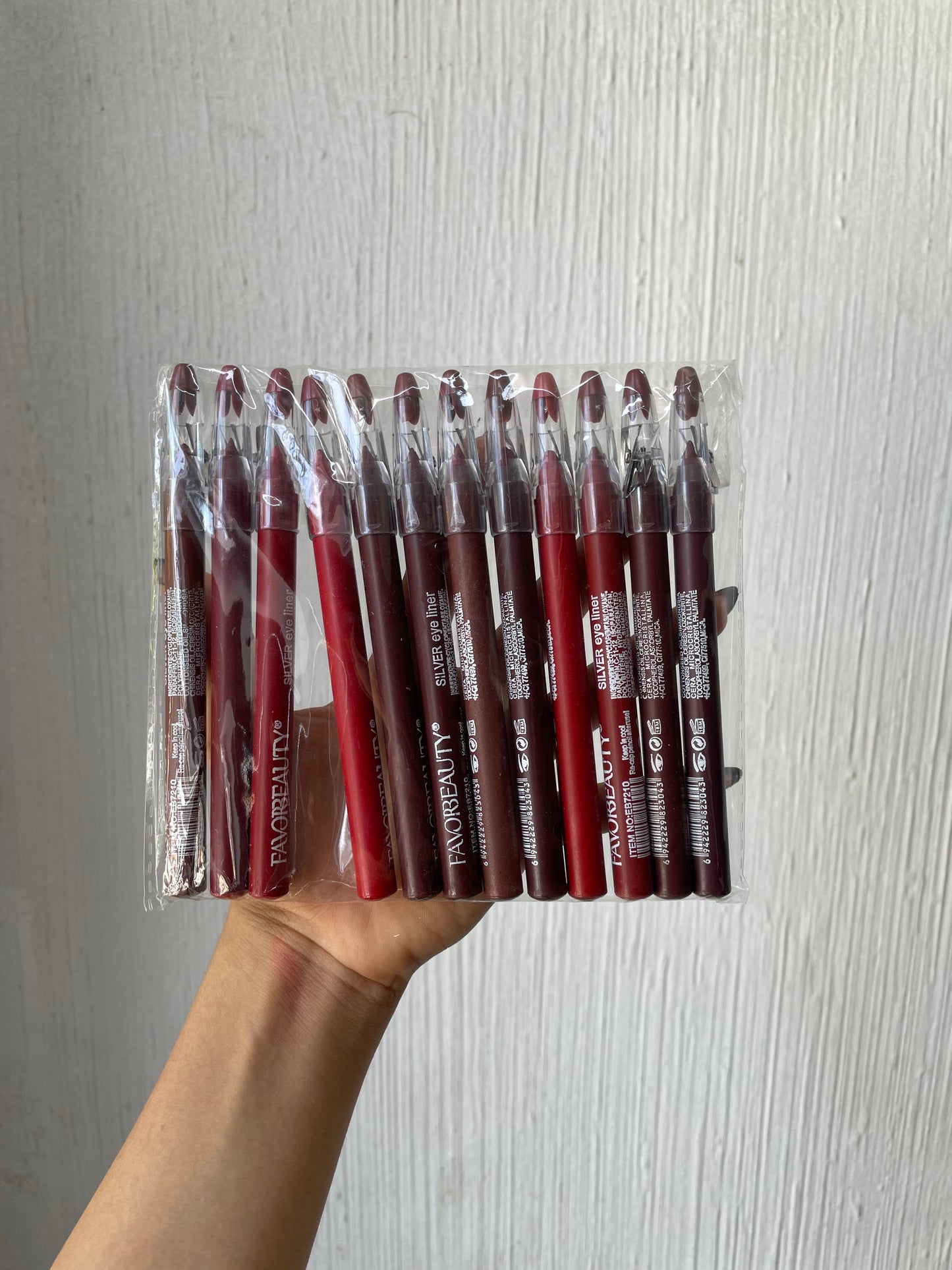 DELINEADOR DE LABIOS CON SACAPUNTAS